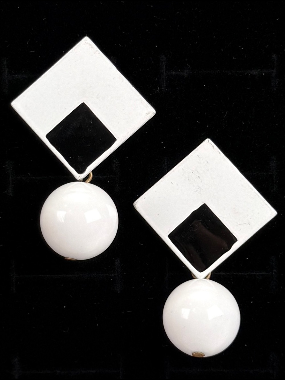 Black-and-white retro costume vintage pierced earrings